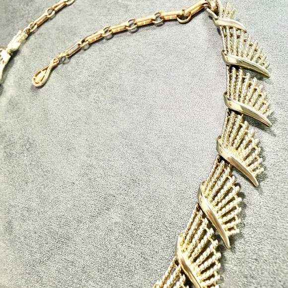 Vintage Coro Light Gold Tone Wing Link Statement Necklace - Women Jewelry - Picture 4 of 5